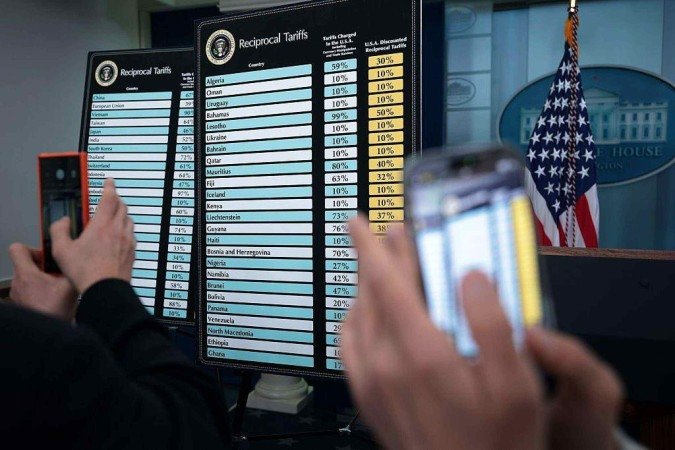 Líderes mundiais discutem agora como reagir ao tarifaço de Donald Trump - (crédito: EPA) Líderes mundiais discutem agora como reagir ao tarifaço de Donald Trump - (crédito: EPA)