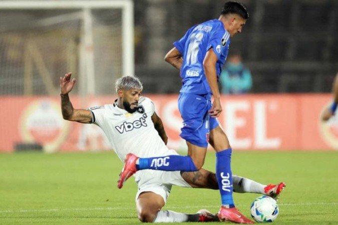 Barboza tenta o carrinho, no Estádio Nacional, em Santiago - (crédito: Foto: Vitor Silva/Botafogo) Barboza tenta o carrinho, no Estádio Nacional, em Santiago - (crédito: Foto: Vitor Silva/Botafogo)