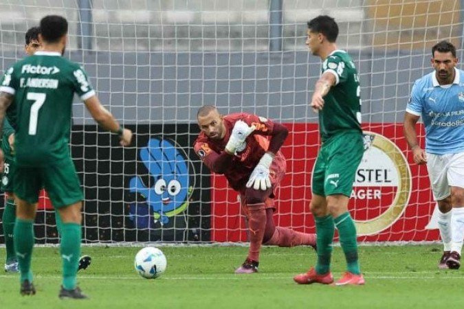 WEVERTON - Teve boa participação no primeiro tempo, quando fez duas grandes defesas em chegadas dos peruanos. Não teve culpa no lance dos gols. Nota: 6,5 - Foto: Cesar Greco/Palmeiras
