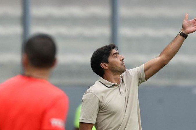 ABEL FERREIRA - Escolheu uma nova formação para o jogo, que conseguiu ficar com a bola, mas pouco fez na primeira etapa. No segundo tempo, após ficar em vantagem, mexeu rápido demais no time, o que quase comprometeu na sequência do jogo. Nota: 6 - Foto: Cesar Greco/Palmeiras