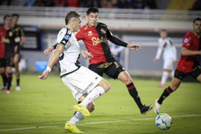 Vegetti em ação com a camisa do Vasco no empate por 3 a 3 com o Melgar - (crédito: Foto: Matheus Lima/Vasco) Vegetti em ação com a camisa do Vasco no empate por 3 a 3 com o Melgar - (crédito: Foto: Matheus Lima/Vasco)