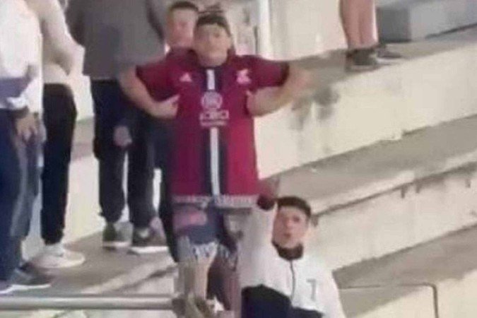 Torcedor do Talleres imitou um macaco em direção aos torcedores do São Paulo - (crédito: - Foto: Reprodução) Torcedor do Talleres imitou um macaco em direção aos torcedores do São Paulo - (crédito: - Foto: Reprodução)