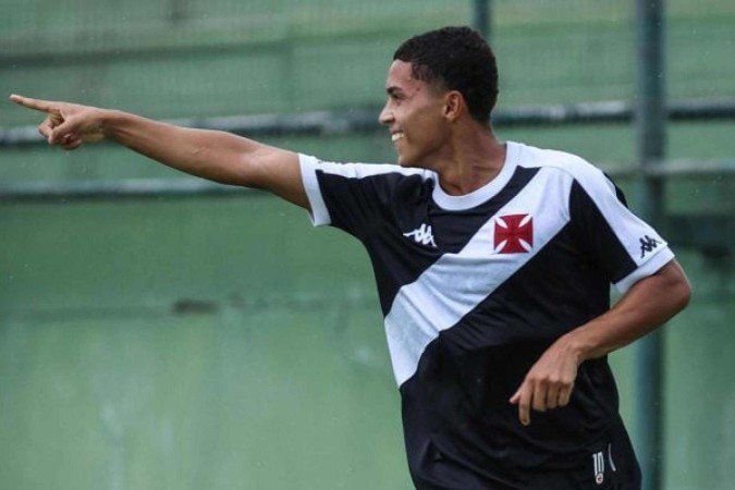 Zagueiro Lyncon marcou um dos da goleada do Vasco sobre o Atlético-GO - (crédito: Foto: Dikran Sahagian / CRVG) Zagueiro Lyncon marcou um dos da goleada do Vasco sobre o Atlético-GO - (crédito: Foto: Dikran Sahagian / CRVG)