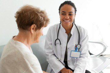 Médica cuidando de idosa -  (crédito: Reprodução/Freepik)