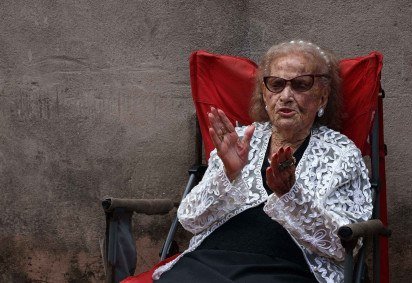  04/04/2025 Bruna Gaston CB/DA Press. Senhora de 108 anos, Epifâmia Maria de Jesus Mendes e sua filha Eunice
       -  (crédito: Fotos: Bruna Gaston CB/DA Press) - 04/04/2025 Bruna Gaston CB/DA Press. Senhora de 108 anos, Epifâmia Maria de Jesus Mendes e sua filha Eunice
       -  (crédito: Fotos: Bruna Gaston CB/DA Press)