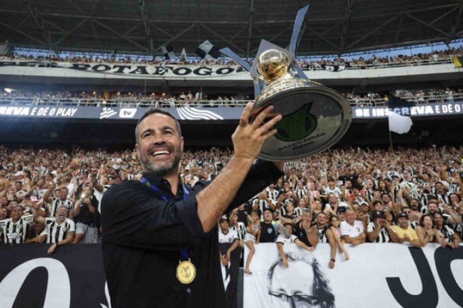 Artur Jorge com a taça do Campeonato Brasileiro - (crédito: Foto: Vitor Silva/Botafogo) Artur Jorge com a taça do Campeonato Brasileiro - (crédito: Foto: Vitor Silva/Botafogo)