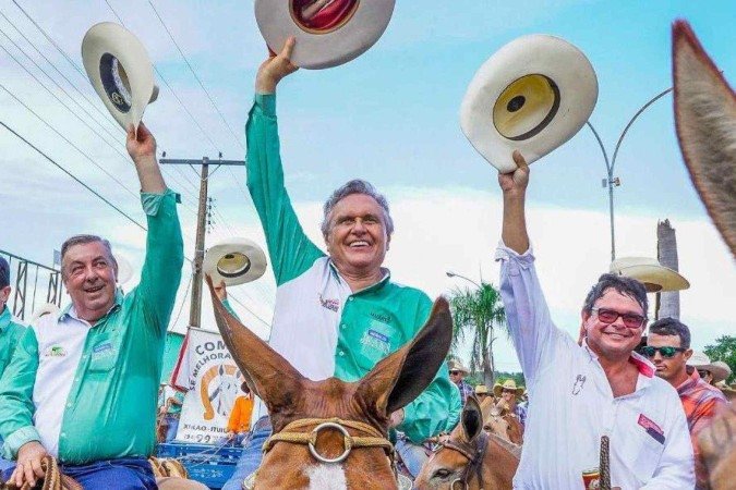 Tarcísio de Freitas entre o ex-presidente Jair Bolsonaro e o governador do Rio, Cláudio Castro, em ato pela anistia no dia 16/3 -  (crédito: Wagner Meier/Getty Images)