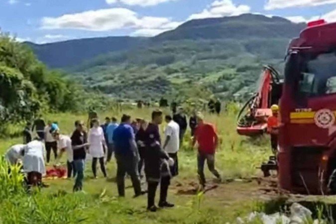 O coletivo tombou em uma ribanceira - (crédito: Reprodução/Diário de Santa Maria) O coletivo tombou em uma ribanceira - (crédito: Reprodução/Diário de Santa Maria)