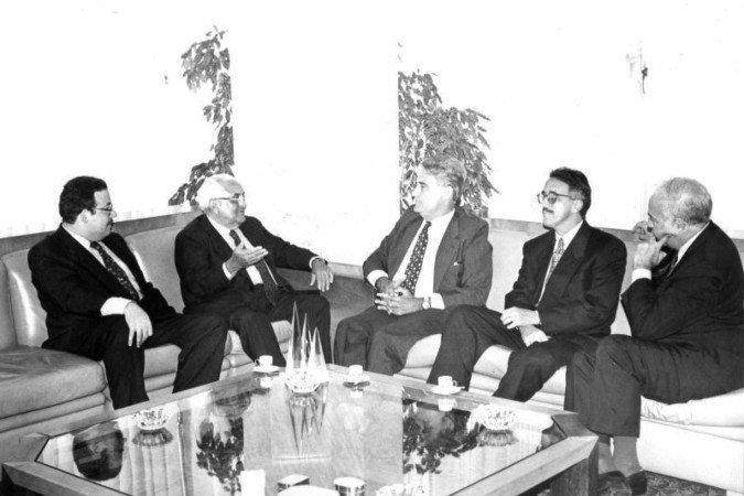 Governador do Distrito Federal Joaquim Roriz, recebe Comissão para maratona no Palácio do Buriti: Paulo Cabral (diretor presidente do Correio Braziliense), Evaristo de Oliveira (Diretor Gerente), Mauri­cio Dinepi, (Diretor Comercial) e Márcio Cotrim (Diretor de Marketing) – 24/02/1994