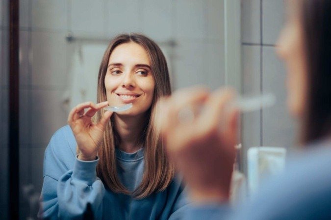 O clareamento dental deve seguir critérios técnicos definidos por um dentista, mesmo quando feito em casa (Imagem: Nicoleta Ionescu | Shutterstock) - (crédito: EdiCase) O clareamento dental deve seguir critérios técnicos definidos por um dentista, mesmo quando feito em casa (Imagem: Nicoleta Ionescu | Shutterstock) - (crédito: EdiCase)
