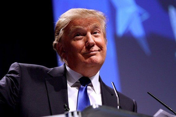 O relatório médico emitido neste domingo observa que Donald Trump tem pequenos problemas de pele causados elo sol - (crédito: wikimedia commons/Gage Skidmore) O relatório médico emitido neste domingo observa que Donald Trump tem pequenos problemas de pele causados elo sol - (crédito: wikimedia commons/Gage Skidmore)