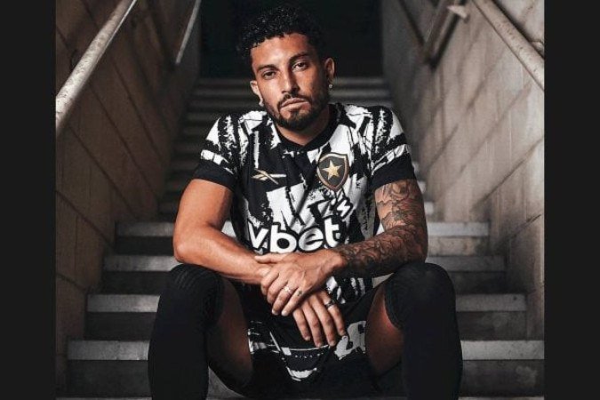 Alex Telles vira 'modelo' em lançamento de uniforme - (crédito: Divulgação / Botafogo) Alex Telles vira 'modelo' em lançamento de uniforme - (crédito: Divulgação / Botafogo)
