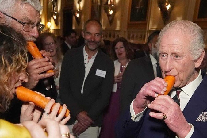 O monarca recebeu o objeto inusitado da London Vegetable Orchestra - (crédito: Reprodução/Instagram/@theroyalfamily) O monarca recebeu o objeto inusitado da London Vegetable Orchestra - (crédito: Reprodução/Instagram/@theroyalfamily)