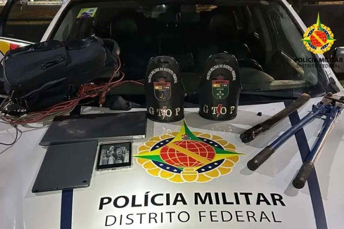 Dentro do veículo foram encontrados diversos produtos furtados. O preso foi conduzido à delegacia para as providências cabíveis. - (crédito: Divulgação/PMDF) Dentro do veículo foram encontrados diversos produtos furtados. O preso foi conduzido à delegacia para as providências cabíveis. - (crédito: Divulgação/PMDF)