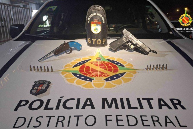 PMDF apreende duas armas de fogo e detém dupla no Recanto das Emas - (crédito: PMDF/Divulgação) PMDF apreende duas armas de fogo e detém dupla no Recanto das Emas - (crédito: PMDF/Divulgação)