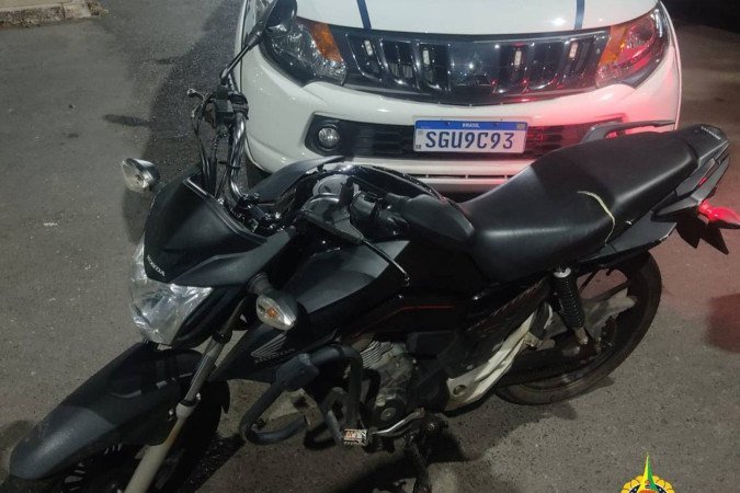 Motocicleta furtada é recuperada pela PMDF durante a madrugada em Ceilândia - (crédito: PMDF/Divulgação) Motocicleta furtada é recuperada pela PMDF durante a madrugada em Ceilândia - (crédito: PMDF/Divulgação)