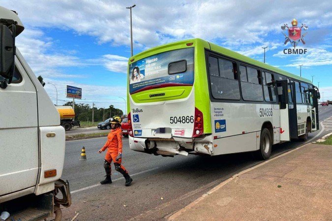 No ônibus, que transportava 24 ageiros além do motorista e do cobrador (que não se feriram), apenas uma ageira, 42, necessitou de cuidados médicos - (crédito: Divulgação/CBMDF) No ônibus, que transportava 24 ageiros além do motorista e do cobrador (que não se feriram), apenas uma ageira, 42, necessitou de cuidados médicos - (crédito: Divulgação/CBMDF)