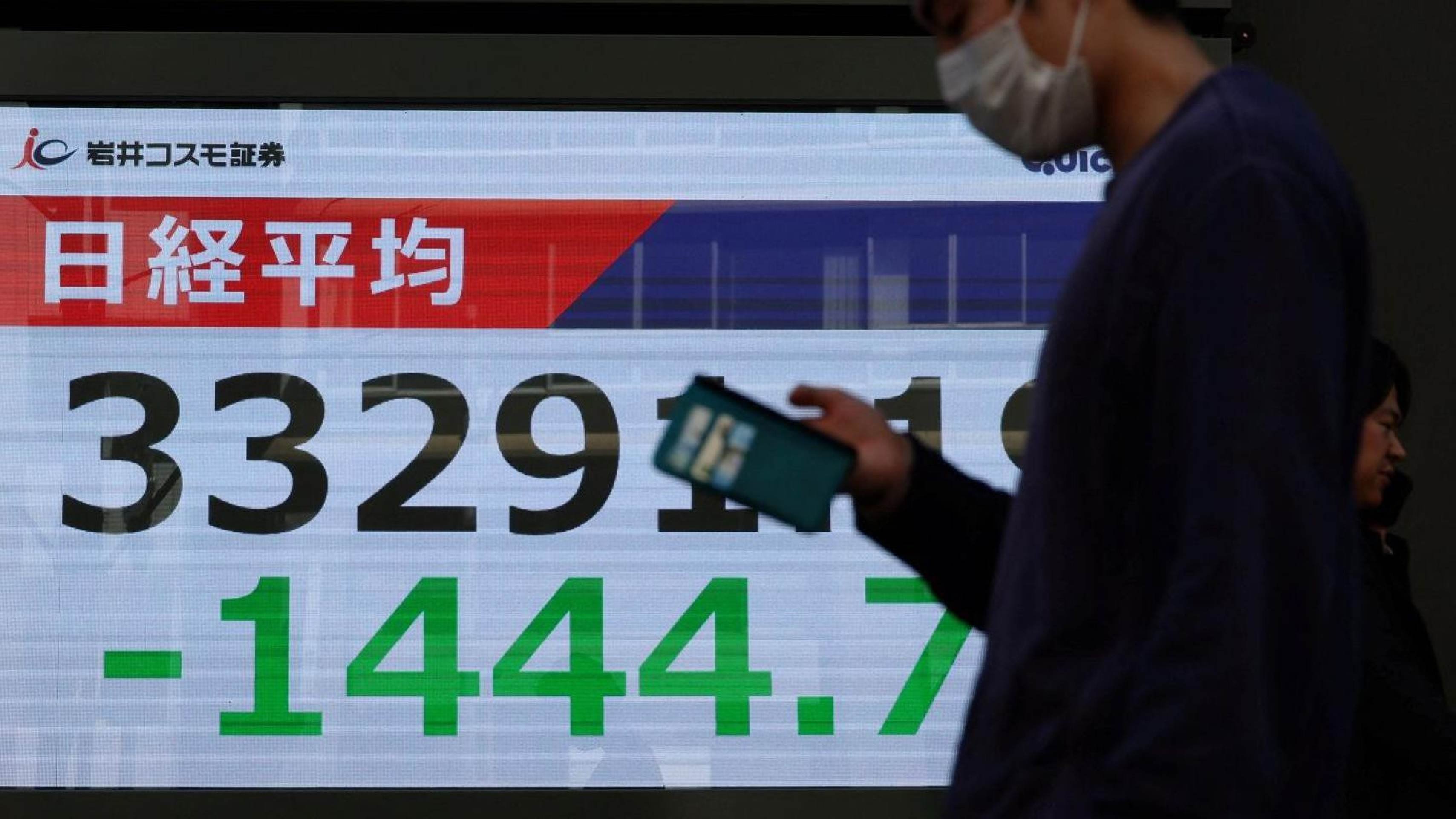 China diz que vai retaliar EUA com novas tarifas de 34%: bolsas despencam na Ásia e na Europa
