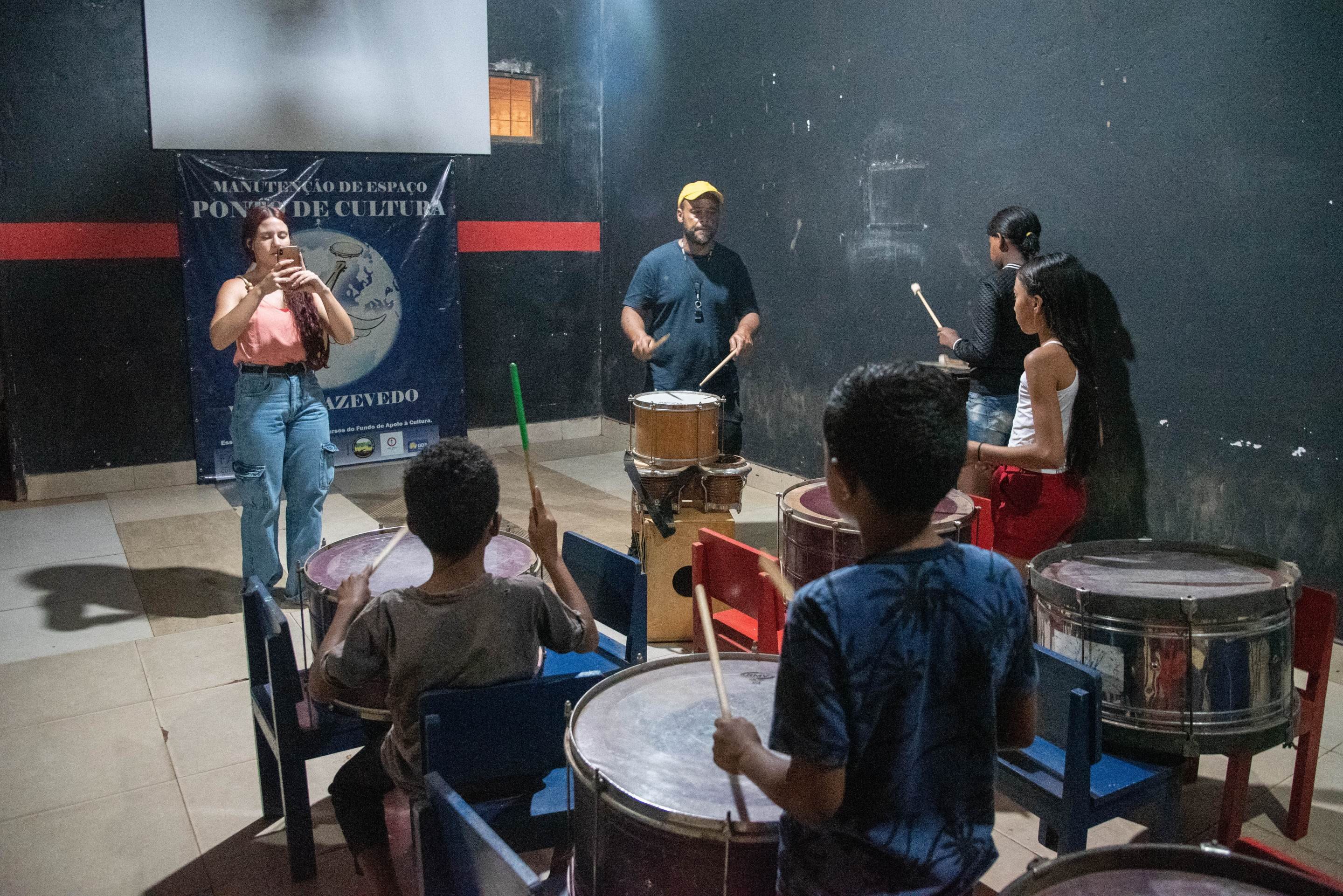 Estrutural recebe aulas de reforço e oficinas do projeto Semeando Arte