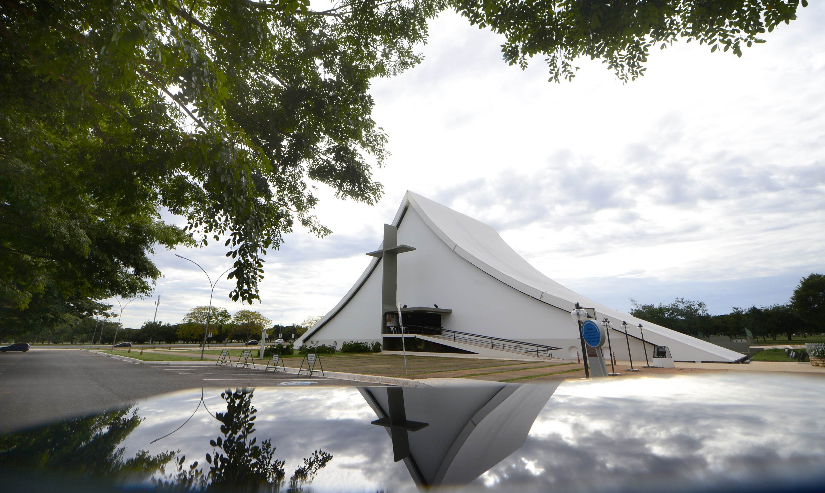 Inmet prevê tempo abafado, muito calor e tempestades para Brasília hoje (23/9)