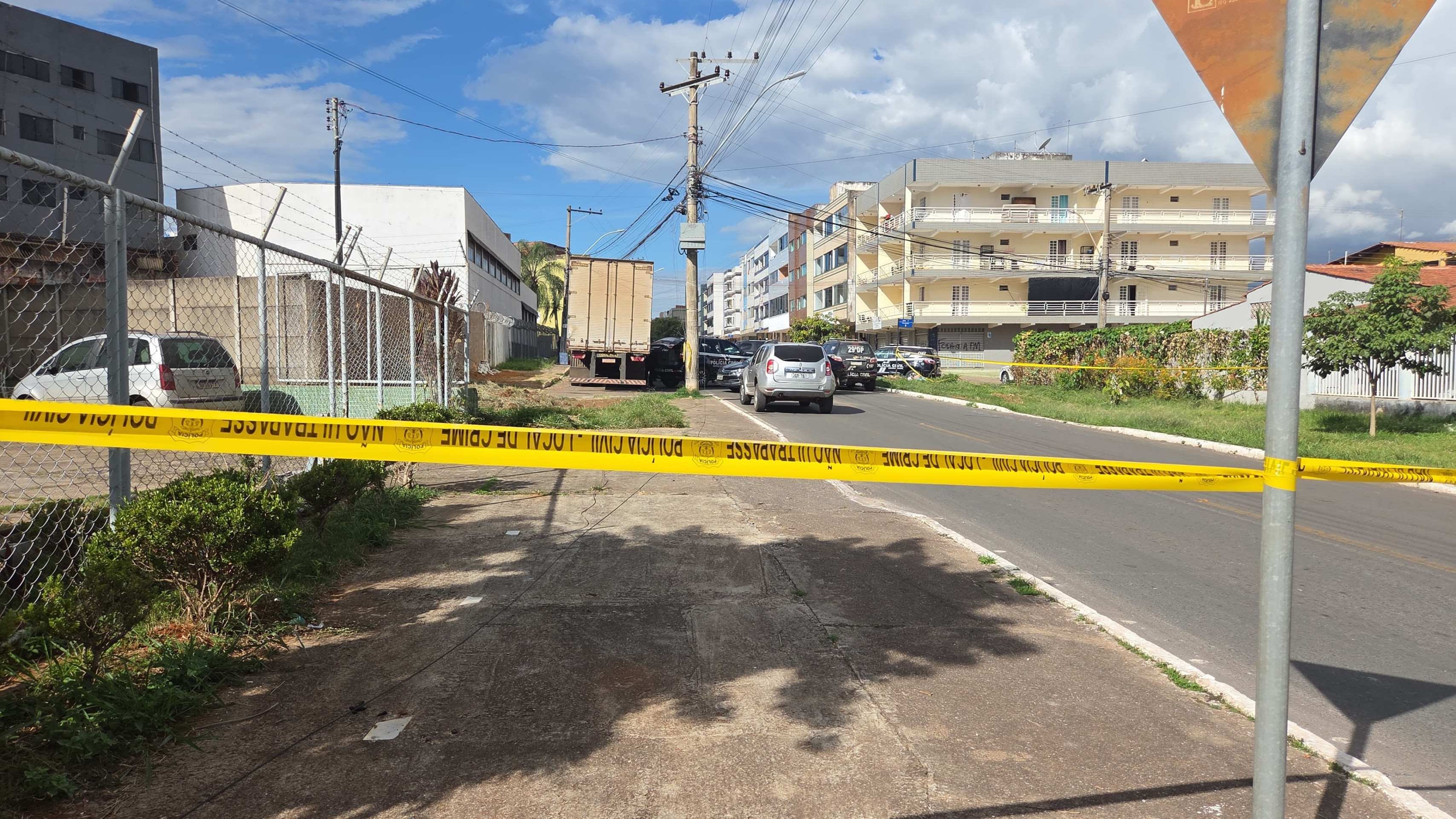 Dois suspeitos de esquartejar homem no Riacho Fundo são levados à delegacia