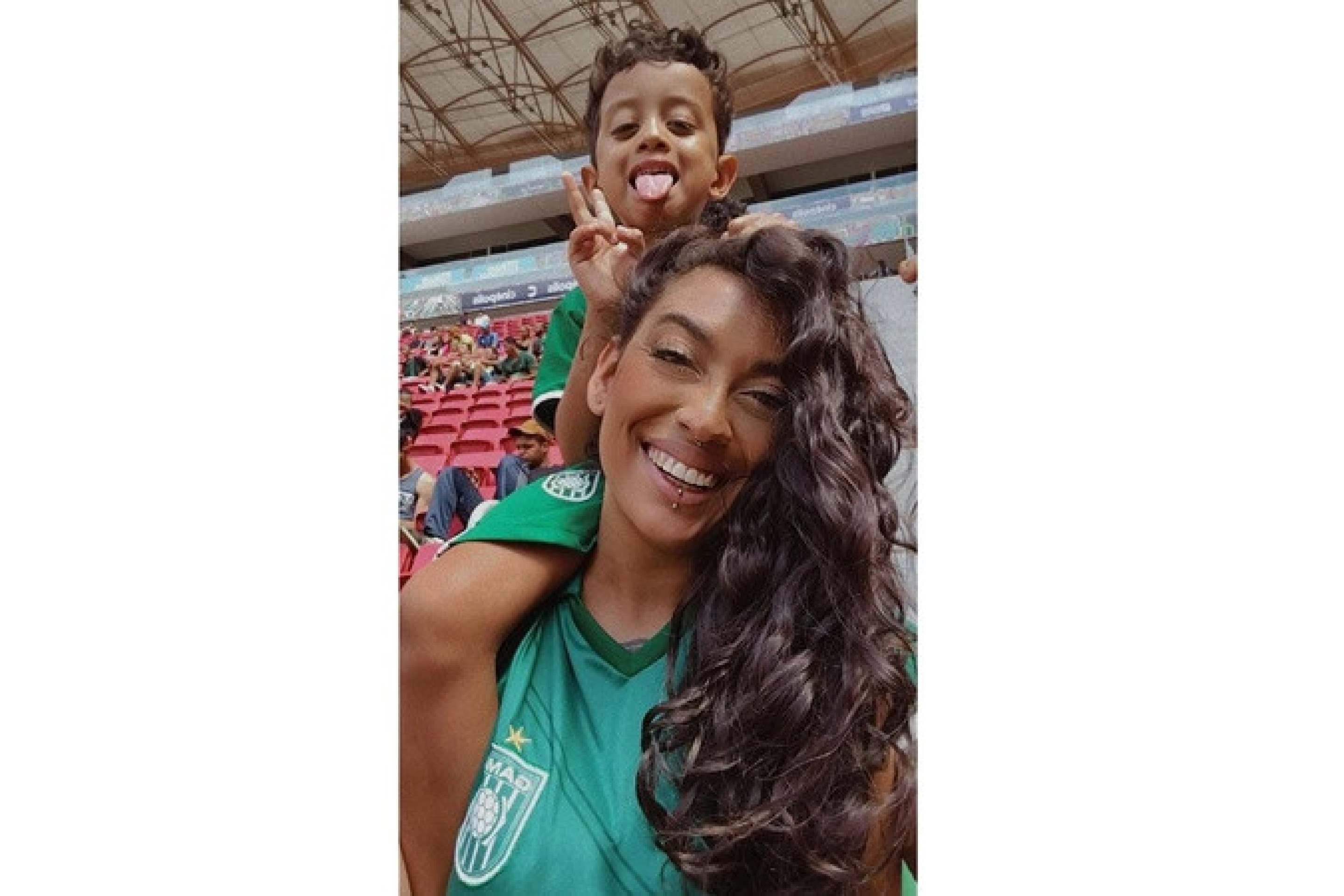 Tcherry Félix, 26, cofundadora do coletivo Mães da UnB, com o filho Oros