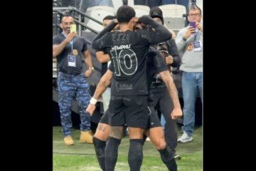 Depay (de costas) celebrao seu gol, o segundo do Corinthians contra o Vasco -  (crédito: Foto: Reprodução/ Instagram Corinthians)