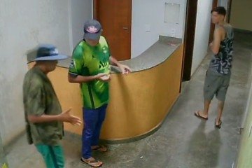 Câmera de segurança do prédio registrou a entrada dos dois assassinos com a vítima (de chapéu), por volta de 3h40 de sexta-feira - (crédito: Reprodução) Câmera de segurança do prédio registrou a entrada dos dois assassinos com a vítima (de chapéu), por volta de 3h40 de sexta-feira - (crédito: Reprodução)