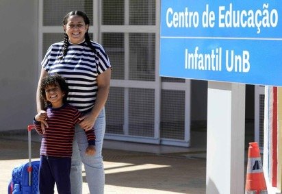 A creche da UnB é o principal suporte de Amanda Souza, 21 anos, onde pode deixar seu filho, Jorge, para continuar a graduação -  (crédito: Ed Alves CB/DA Press)
