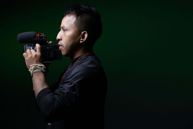 Cineasta da Associação Indígena Matis (AIMA), Pixi Kata Matis posa durante uma sessão de fotos em Paris em 4 de abril de 2025 - (crédito: AFP) Cineasta da Associação Indígena Matis (AIMA), Pixi Kata Matis posa durante uma sessão de fotos em Paris em 4 de abril de 2025 - (crédito: AFP)