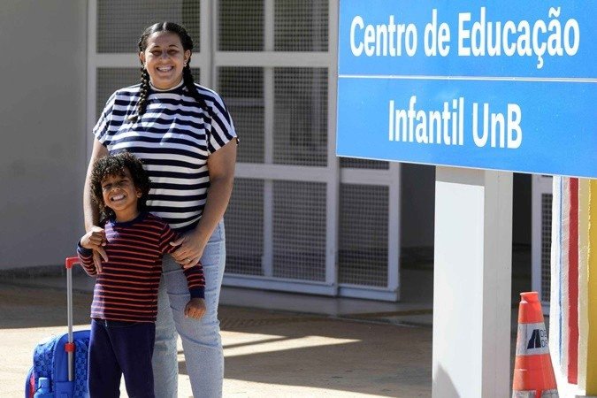 A creche da UnB é o principal suporte de Amanda Souza, 21 anos, onde pode deixar seu filho, Jorge, para continuar a graduação -  (crédito: Ed Alves CB/DA Press)