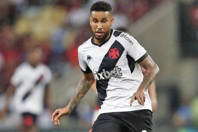 JAIR - Mal no primeiro tempo. Logo levou um amarelo, falhou na marcação e ainda foi dele o erro que iniciou o contra-ataque do segundo gol vascaíno.  Teve uma leve melhorada na criação no segundo tempo, mas saiu aos 16 minutos para a entrada de Hugo Moura. NOTA 5,0. Foto: Daniel Ramalho/Vasco