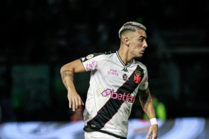 PUMA RODRÍGUEZ - Até que tentou aparecer no apoio, ganhando algumas vezes de Bidu. Mas foi falho na defesa. Cochilou no primeiro gol do Corinthians, de Yuri Alberto, deixando espaço para o arremate do atacante. NOTA 4,5. Foto: Matheus Lima/Vasco