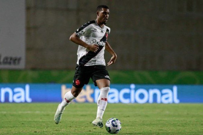 RAYAN - Foi escalado para a função de Vegetti, mas não tem o cacoete de trombador e de ficar no jogo aéreo do titular e foi uma figura decorativa. No segundo tempo, com a entrada de Vegetti jogou mais pelas pontas. NOTA 4,0.  Foto: Matheus Lima/Vasco