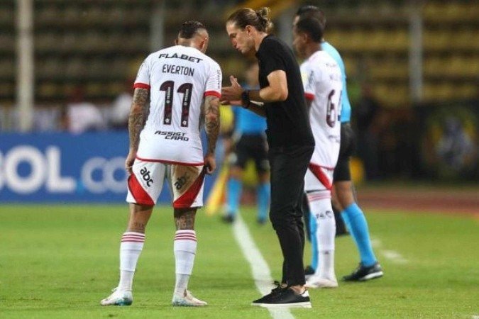 Filipe Luís dá instruções a Cebolinha. Fla faz péssimo jogo na Venezuela, mas vence o Táchira - (crédito: Foto: Gilvan de Souza/Flamengo) Filipe Luís dá instruções a Cebolinha. Fla faz péssimo jogo na Venezuela, mas vence o Táchira - (crédito: Foto: Gilvan de Souza/Flamengo)
