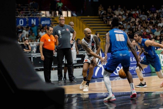 O Vasco aproveitou panes do Brasília Basquete no primeiro e no último quartos para vencer a partida no Nilson Nelson - (crédito: Matheus Maranhão/Brasília Basquete) O Vasco aproveitou panes do Brasília Basquete no primeiro e no último quartos para vencer a partida no Nilson Nelson - (crédito: Matheus Maranhão/Brasília Basquete)