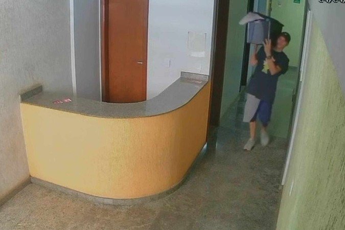 Autor foi visto saindo de prédio com caixa nas mãos - (crédito: Material cedido ao Correio) Autor foi visto saindo de prédio com caixa nas mãos - (crédito: Material cedido ao Correio)