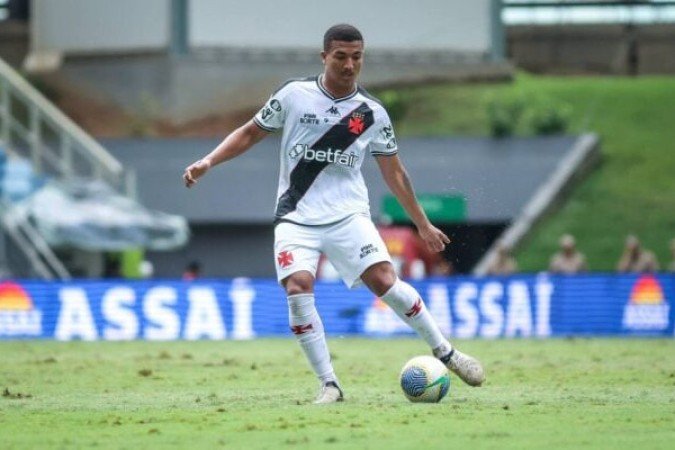  MATHEUS CARVALHO - Sua função era desarmar e auxiliar os laterais. Não se saiu bem no primeiro tempo. Um pouco melhor na etapa final. NOTA 5,0. Foto: Dikran Sahagian / Vasco