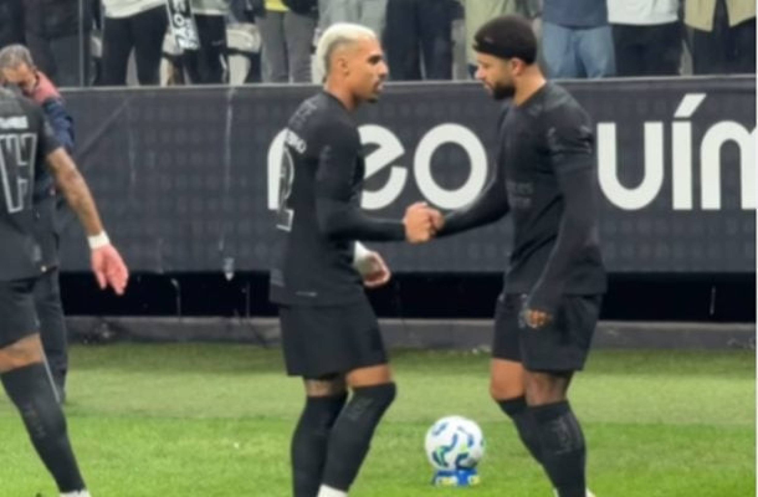 Depay reclama de VAR em vitória do Corinthians e de nova regra da CBF