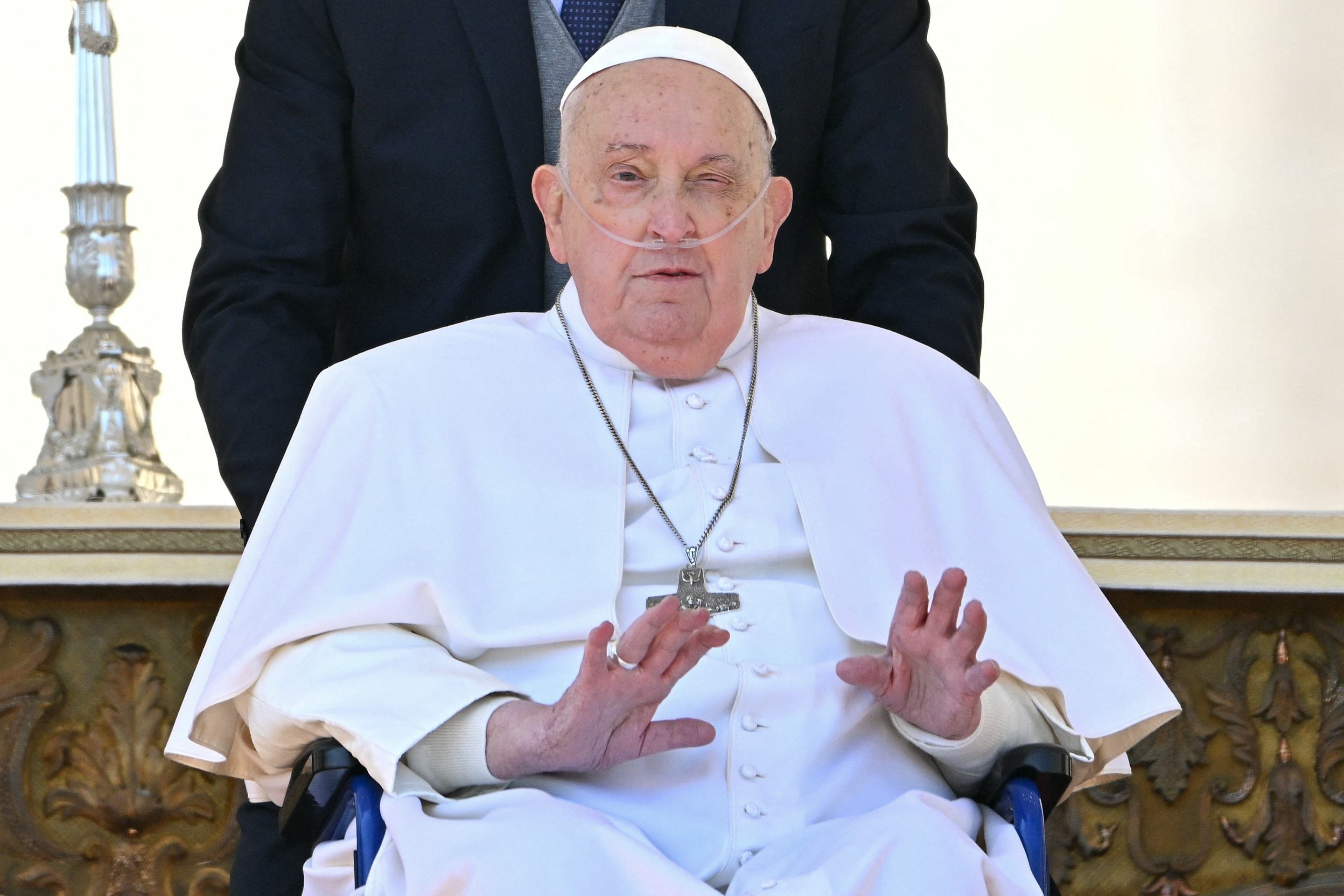 Papa aparece de surpresa, envia mensagem aos doentes e mostra melhora