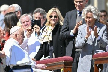 O pontifice é aplaudido ao chegar, de cadeira de rodas, na Praça de São Pedro 