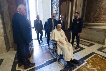 Auxiliado pelo enfermeiro, Francisco atravessa a Santa Porta da Basílica de São Pedro (E), é recebido com entusiasmo pelos fiéis (C) e abençoa os 20 mil peregrinos, incluindo pacientes e profissionais da saúde (D)