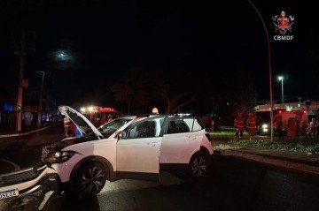 Carro colide com poste e causa apagão na Ceilândia -  (crédito: CBMDF/DivulgaÃ§Ã£o)