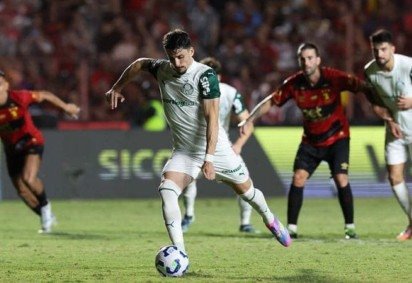 Momento do gol de pênalti marcado por Piquerez na vitória sobre o Sport -  (crédito: Foto: Cesar Greco/Palmeiras) -Momento do gol de pênalti marcado por Piquerez na vitória sobre o Sport -  (crédito: Foto: Cesar Greco/Palmeiras)