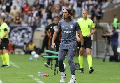 Zubeldía novamente foi expulso e deixou o São Paulo para comando dos seus auxiliares  -  (crédito: Foto: Rubens Chiri/Saopaulofc.net) -Zubeldía novamente foi expulso e deixou o São Paulo para comando dos seus auxiliares  -  (crédito: Foto: Rubens Chiri/Saopaulofc.net)