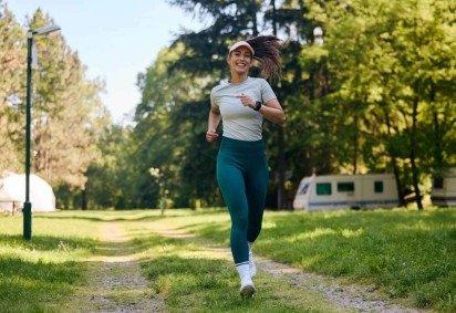 Os exercícios físicos ajudam a prevenir doenças vasculares (Imagem: Drazen Zigic | Shutterstock)  -  (crédito: EdiCase)