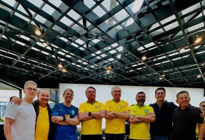 Bolsonaro se reuniu com 7 governadores antes de subir ao trio -  (crédito: Reprodu&ccedil;&atilde;o) -Bolsonaro se reuniu com 7 governadores antes de subir ao trio -  (crédito: Reprodu&ccedil;&atilde;o)
