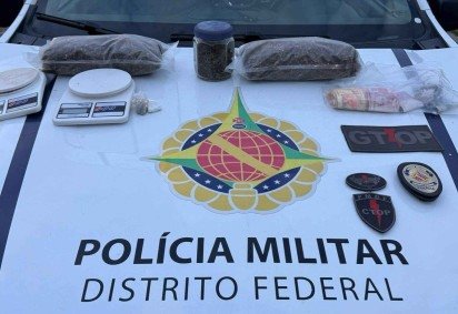 Homem monitorado por tornozeleira é flagrado com skunk e cocaína no Itapoã -  (crédito: PMDF/Divulgação) -Homem monitorado por tornozeleira é flagrado com skunk e cocaína no Itapoã -  (crédito: PMDF/Divulgação)