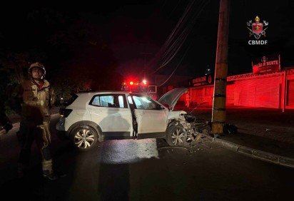 Carro colide com poste e causa apagão na Ceilândia