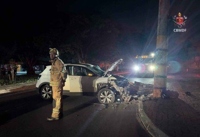 Carro colide com poste e causa apagão na Ceilândia
